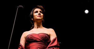 Celebra soprană Susanna Rigacci transmite un mesaj publicului cu ocazia concertului de la Ateneul Român